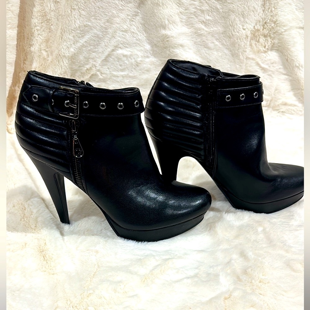 Women leather ankle booties…..like new..